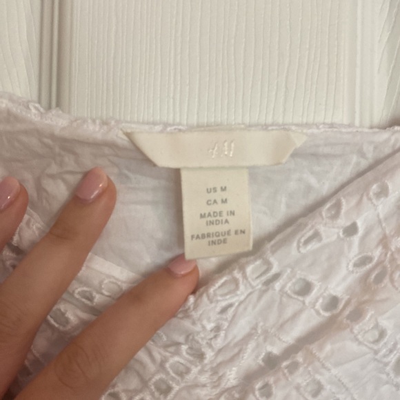 NWOT H&M Eyelet Cropped Top Medium - Picture 2 of 4